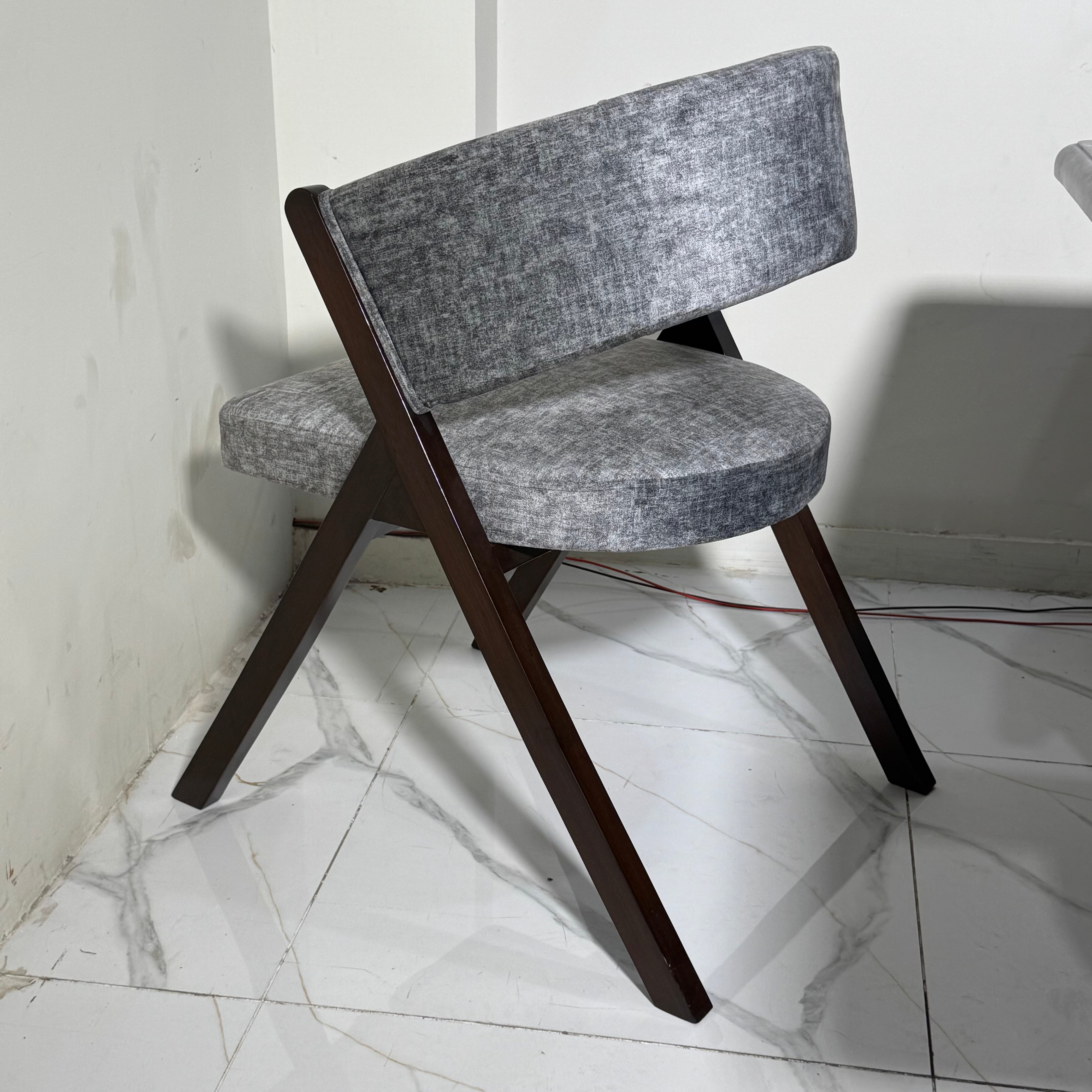 SD41  DINING TABLE AND CHAIRS SET