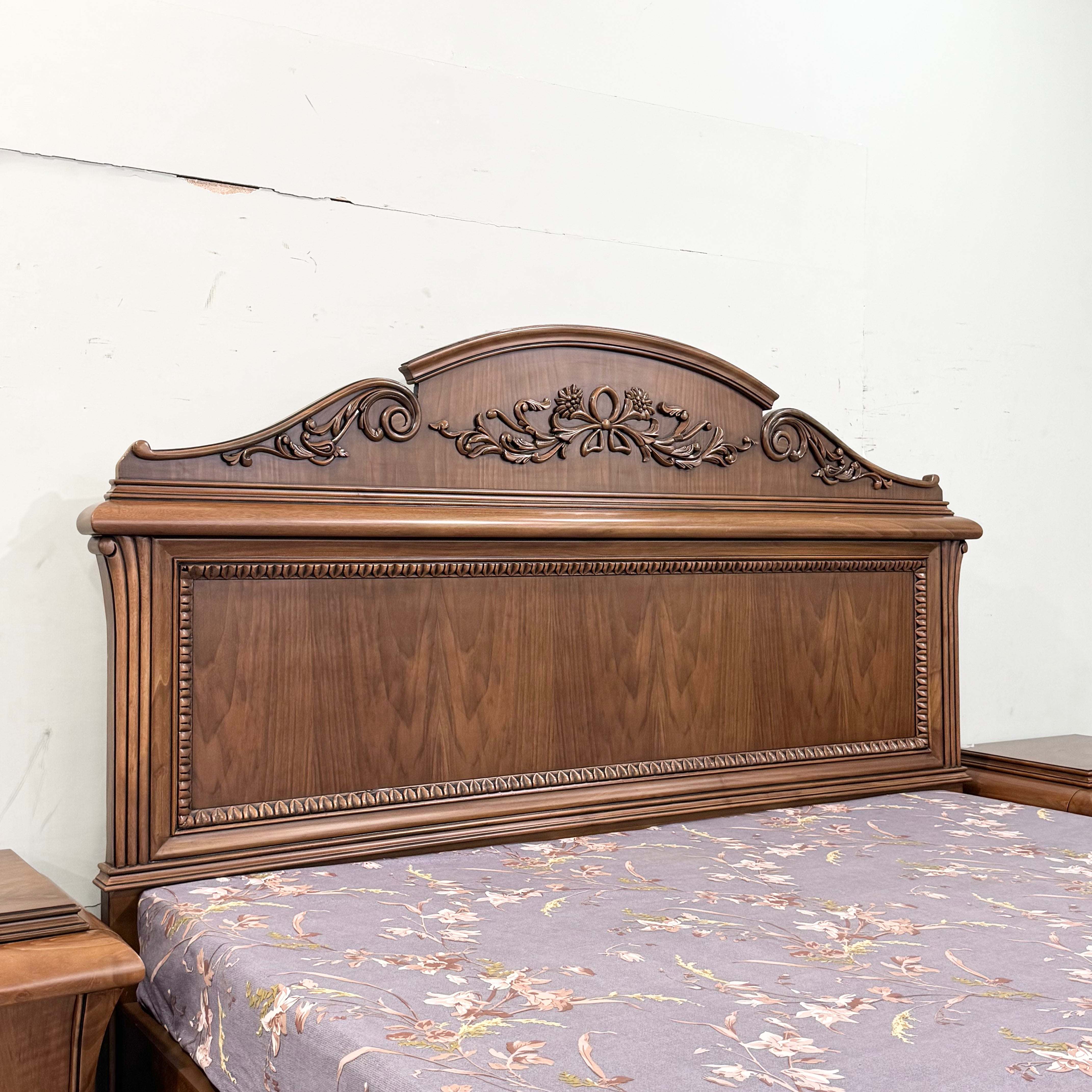 Heritage Oak Sculpted Bed Suite